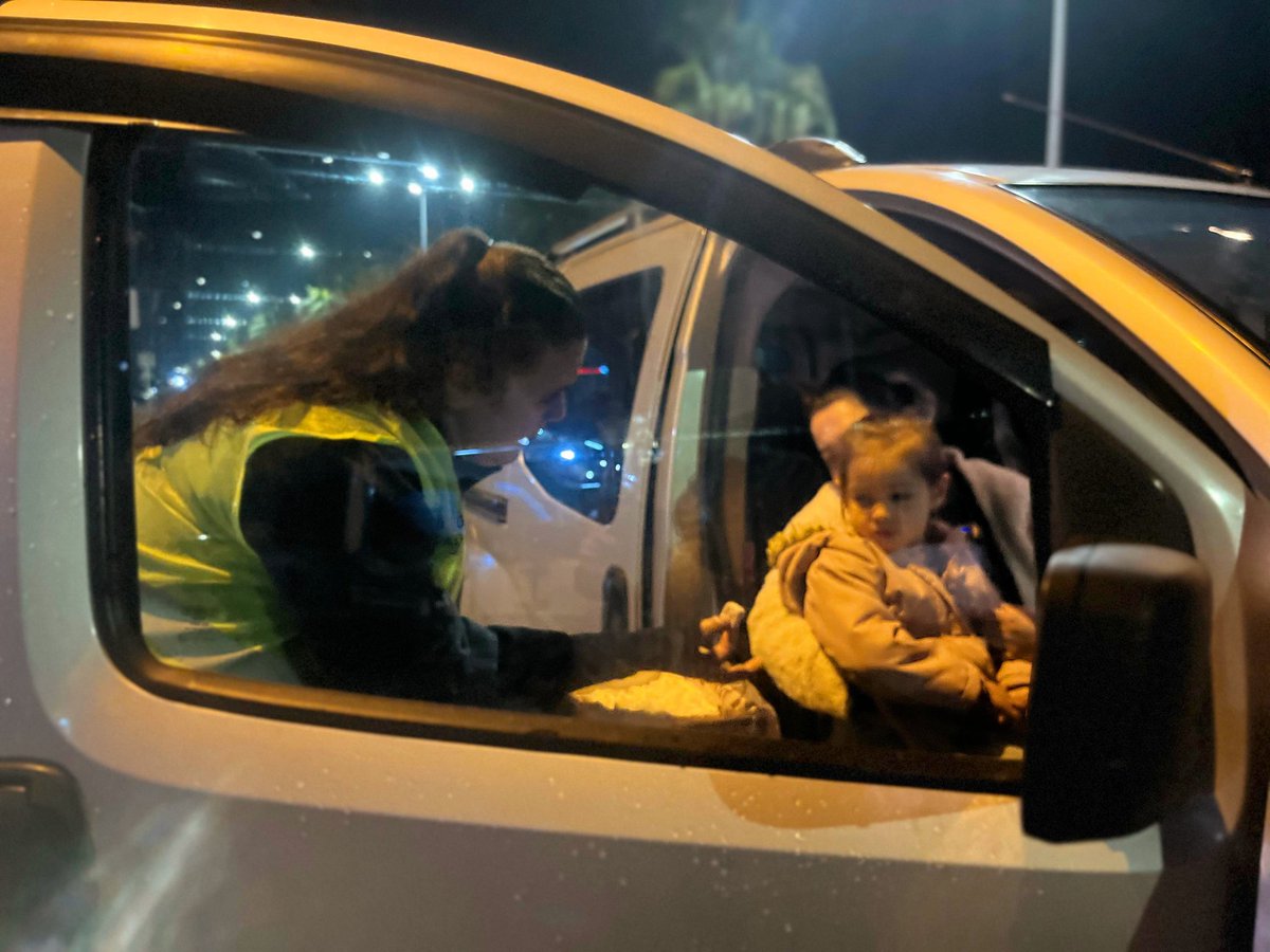 Teravih namazı çıkışında, Ödemişli hemşehrilerimize çeşitli ikramlarda bulunarak Ramazan-ı Şerif’in manevi iklimini hep birlikte idrak ettik.