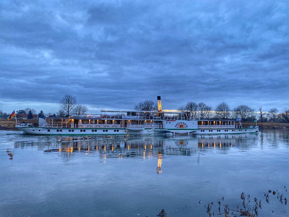 #Dresden gestern noch verschneite Elbwiesen bei 2°C und heute milde 10°C und Tauwetter; der Elbpegel 1,61m und Dampfer Meißen auf Winter-Wochenendfahrt