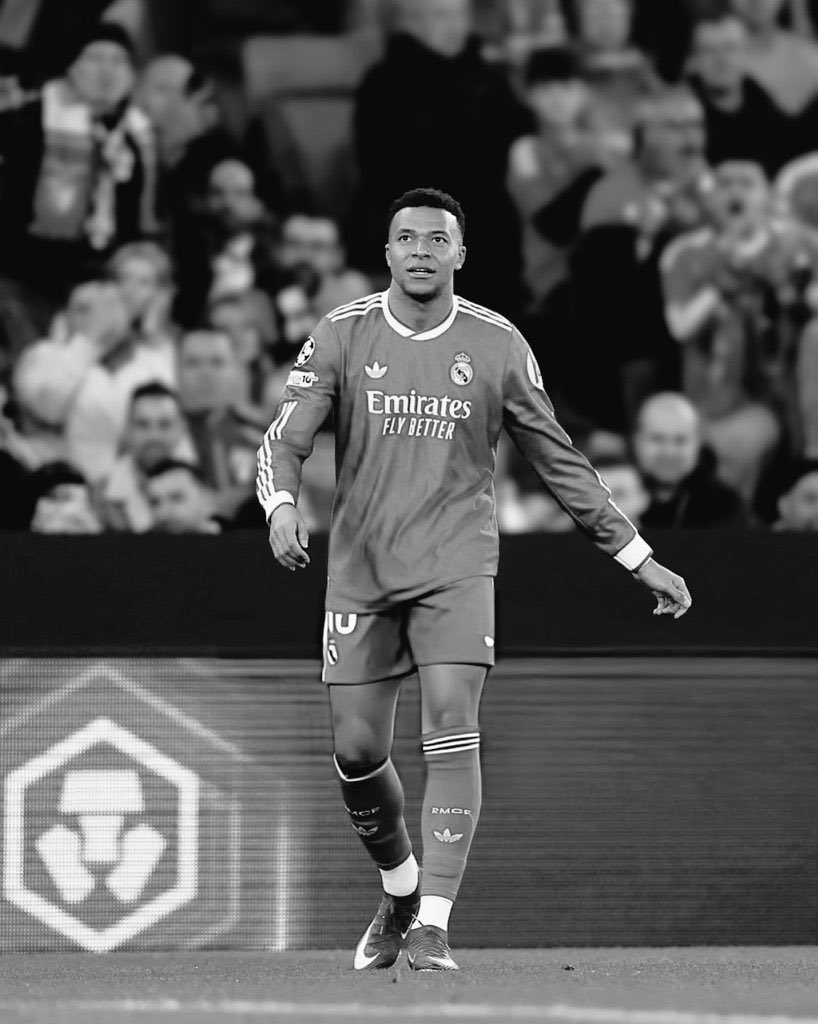 له شهر كارثي بشكل لا يوصف والمشكله غير انه سيئ مايضغط ولا يساند وطول المباراة تلقاه خارج المنطقة 

سيئ ومايبي يضغط ولا يقدم ادوار المهاجم الصريح 

لكن للاسف محد يقدر يحطه بالدكة او يجدعه جناح يمين لين يصحصح ويحس بالمسؤولية