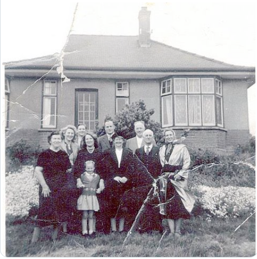 Qué mal rollo dan los ancestros de Elon Musk. Sólo falta una presencia fantasmal observando la escena desde una ventana. Creepy total.