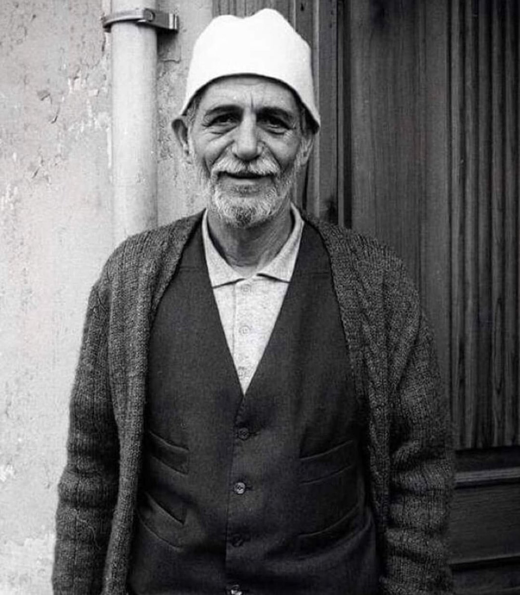 Hiç kibirli olmayın, büyüklük taslamayın. İnsan küçüldükçe büyür. İnsanın kendini büyük görmesi şeytan fiilidir. Şeytana benzersin. Küçülürsen peygamber ahlâkı o, büyürsün.

Safer Efendi