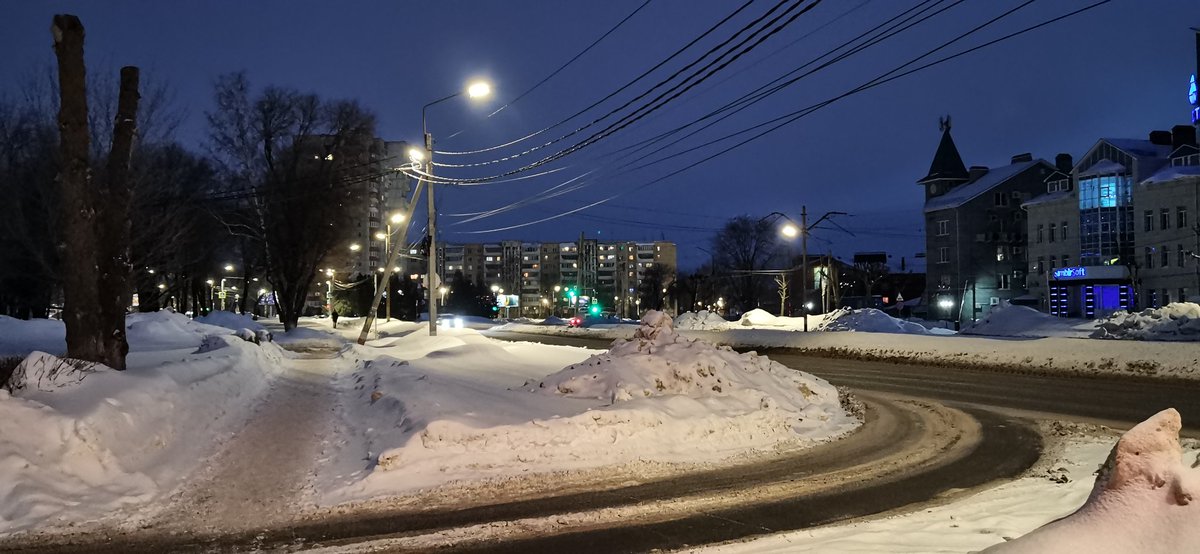 Оказывается, давно не видел голосующих на дороге. В Ульяновске так останавливают маршрутку