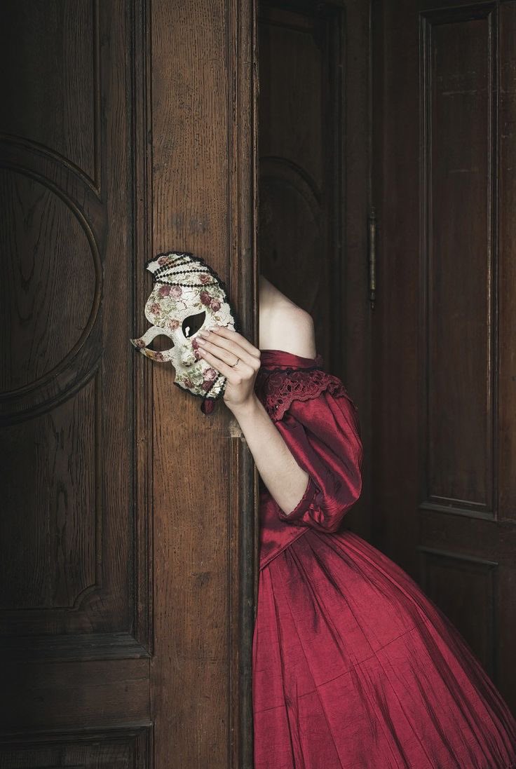 Yabancın değilim ki
Hiç değişmedim
Artık bütün ihanetlerde
Yakınım sayılırsın…

Yasemin Canan