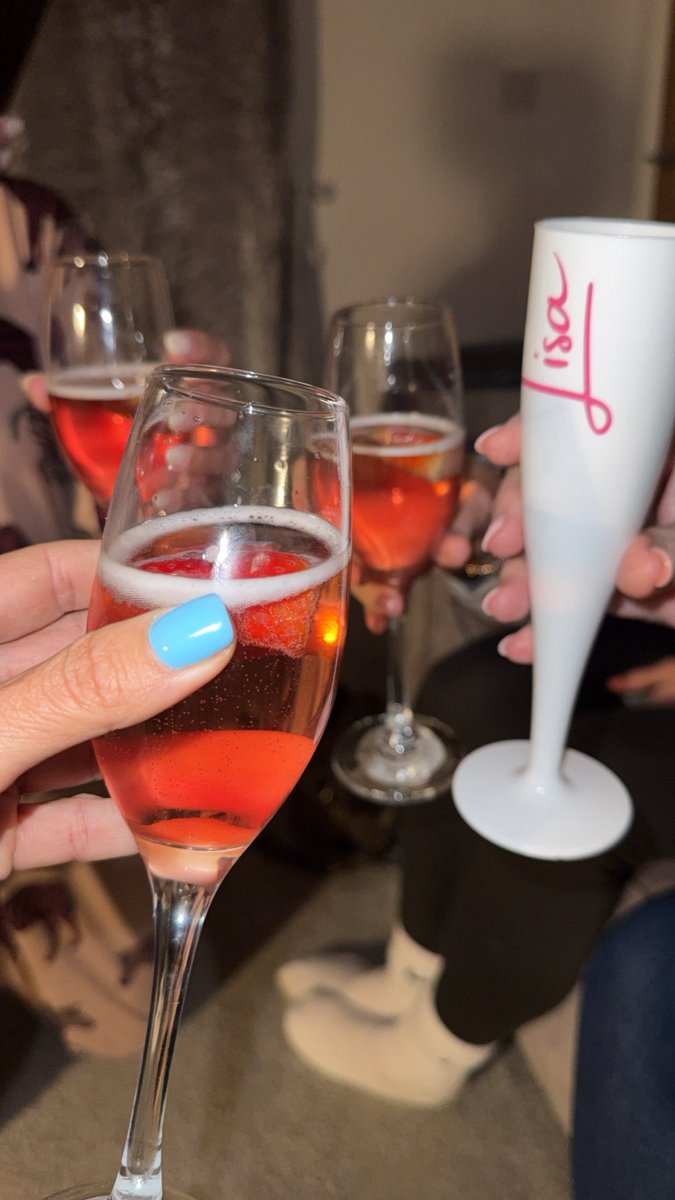 Annie_ruther's tweet image. Pre hen weekend warm up 🍾🥂 #henparty #henweekend