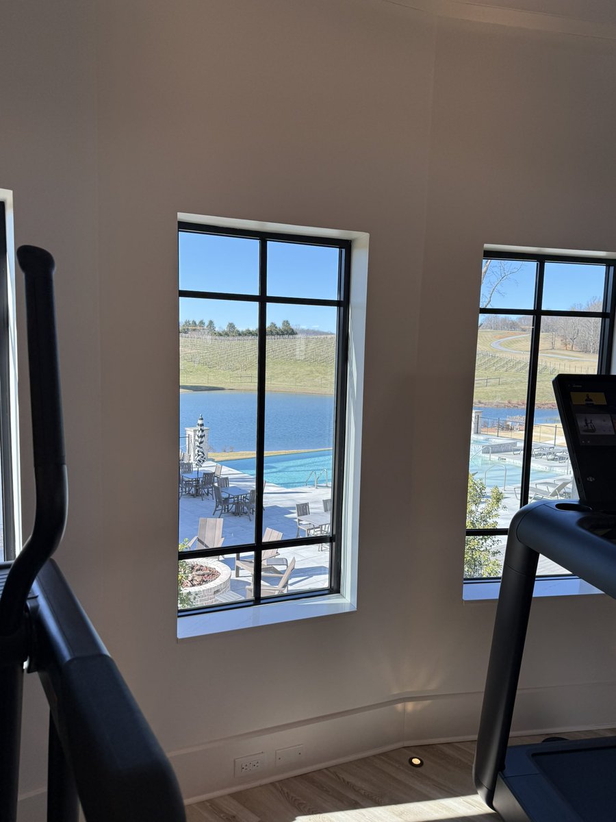 Not the worst gym view 🙏🤝