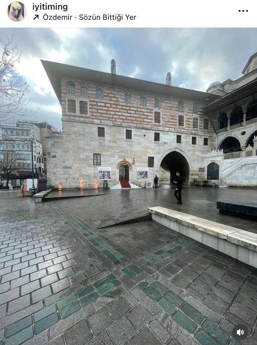 500 yıllık Yeni Cami’nin hünkar kasrını tatlıcı yapıp, kapısına klima kutusu ve yemek menüsü asmışlar.