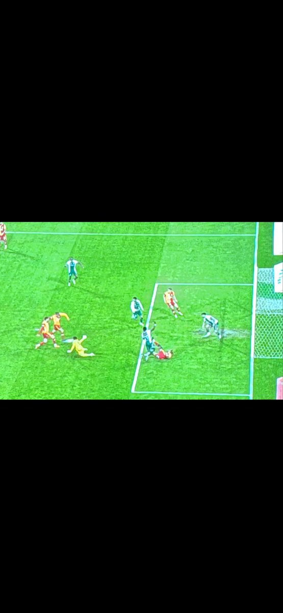 Tamam anladık fenevi şampiyon yapacaksınız ama okanı nasıl ikna ettiniz <a href="/TFF_Org/">TFF</a> . Oyuncuların maç seçmelerinin önüne geçemeyen , oyunu okumaktan aciz bir teknik direktörü şampiyonlar ligi şampiyonu olsakta istemiyoruz!!! İte köpeğe dalga geçtiriyor bize <a href="/GalatasaraySK/">Galatasaray SK</a> #KonvGs