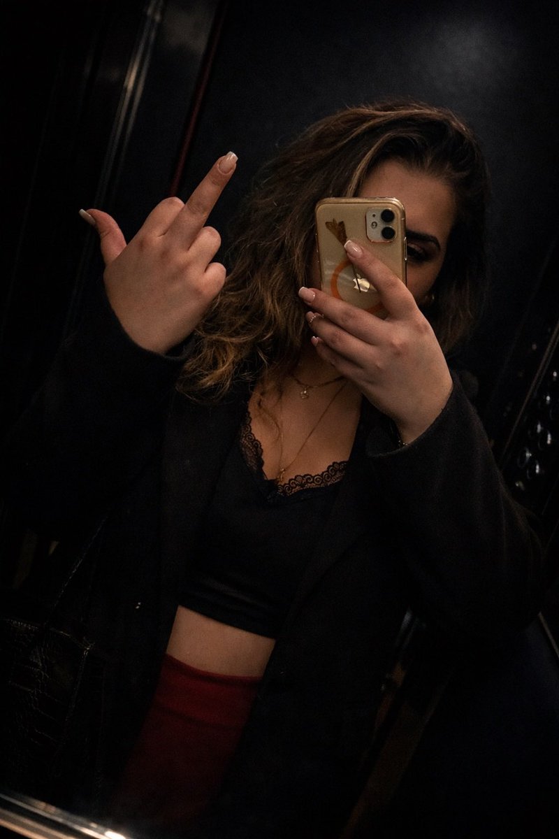 Hazır mısın 22 şubat kendi yerimdeyim…
İtaat etmek için sabırsızlandığını biliyorum, kaçış yok eninde sonunda bulunacağın yer ayaklarımın dibi ;)..

#ds  #mistress #foot  #prodomme #darkfeminine #geceenerjisi #mesafe #kadıngücü #vibes #noir #attitude