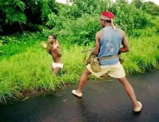 Mohbams9's tweet image. L’exécution de #William_Weah, étudiant à l’Université du #Libéria, le 3 août 1990, a choqué le monde.

Tu3 à ciel ouvert, non pour un crime, mais parce qu’il était Krahn — ethnie accusée de soutenir le président #SamuelDoe.
 pitié.