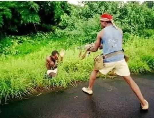 Mohbams9's tweet image. L’exécution de #William_Weah, étudiant à l’Université du #Libéria, le 3 août 1990, a choqué le monde.

Tu3 à ciel ouvert, non pour un crime, mais parce qu’il était Krahn — ethnie accusée de soutenir le président #SamuelDoe.
 pitié.