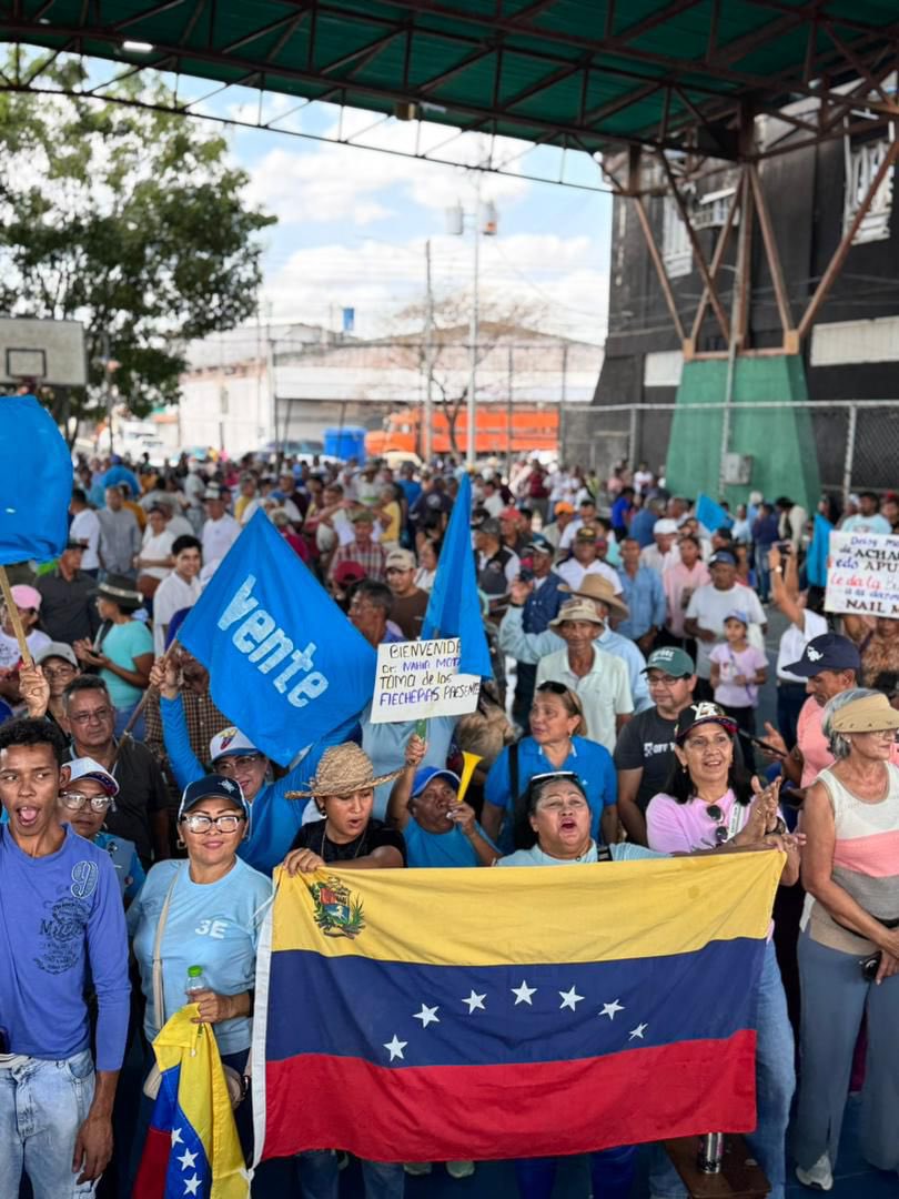 🚨 | Apure en las calles para recibir a Nahir Mota, quien sale de la clandestinidad tras más de un año de refugio.