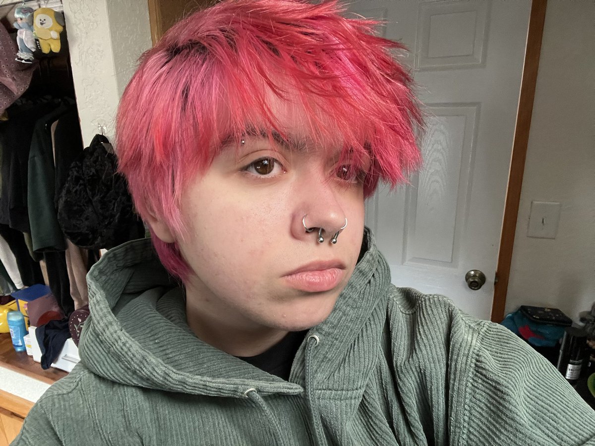 my hair is kinda eating todayyy ! 

going to have lunch with my grandma :3