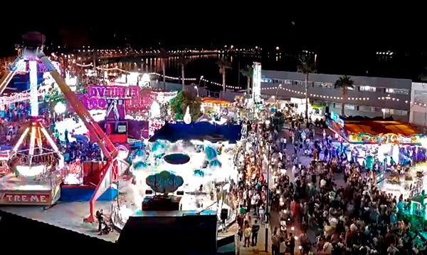 A los que están en Catedral:
Que en la Viña, el Pópulo, Callejones... no hay nada.
En Puntales, allí está el Carnaval, atracciones, conciertos.
...preguntad como se llega a la gente de #Cádiz 
Además todos los bares, pubs y discotecas de Puntales tienen 2x1 de bebidas hoy sábado.