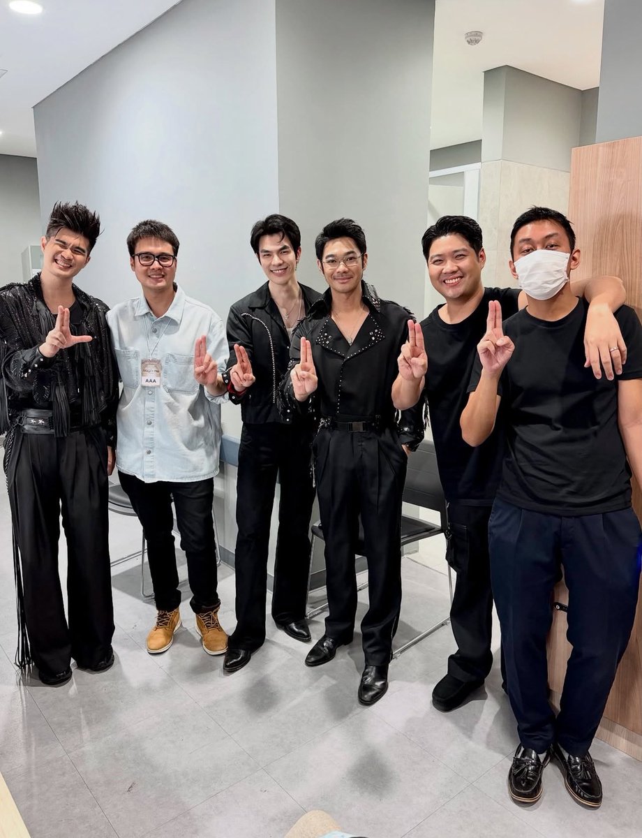 แล้วพี่มายฮีไปถ่ายสองนิ้วชิดแต่กับวงร็อค แล้วทุกวงก็ทำตามฮีหมด ทั้ง Getsunova Cocktail Loso น่ารักอะ 5555555555555555555555555555555