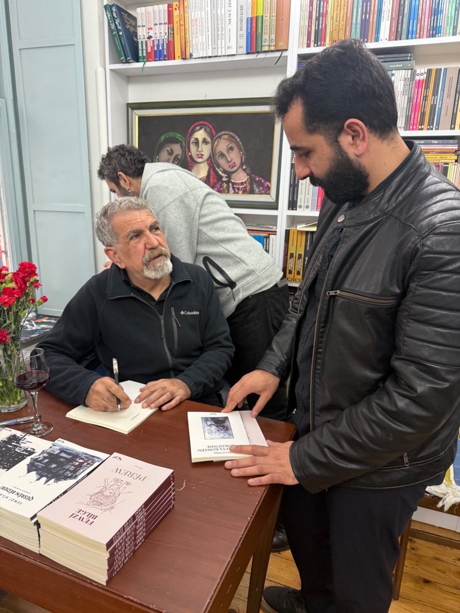 pirtukhezz's tweet photo. Ne tenê rojekê herrojê bi kurdî bixwînin . Me îro li pirtûkxaneya @medya_kitabevi  civateke kurdî gerand . Mêvanê me nivîskar û wênesazê hêja mamoste Fewzî Bîlge @Usivbaz   bû . Gotûbêj-Îmze Civata xwendeyên kurdî şên û şareza bû.
336 roj û 6 seatan bi kurdî bixwînin📚 📖 https://t.co/7H5wxJSrd0