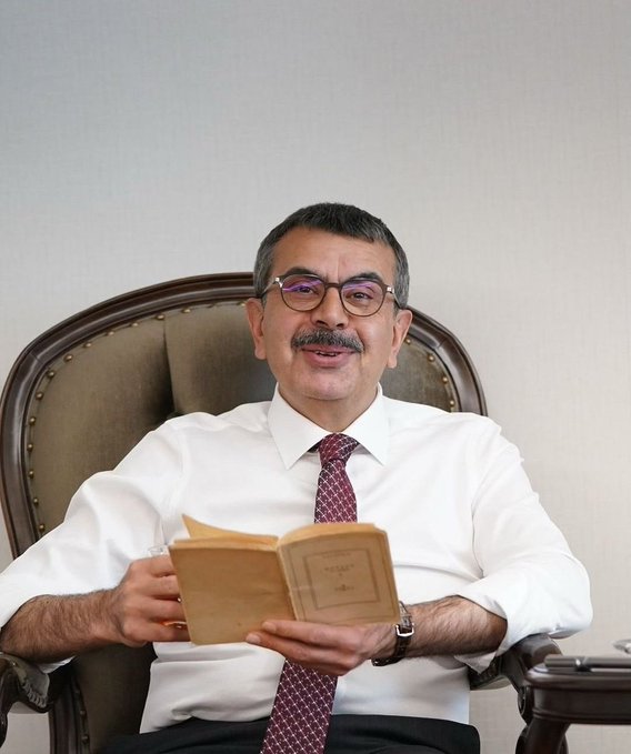 Milli Eğitim Bakanı Yusuf Tekin bir Besmele çekti;
Memlekette ne kadar dinsiz, donsuz, kitapsız varsa açığa çıktı!..

"Sayın Yusuf Tekin’e gösterilen bu tahammülsüzlük aslında bu milletin öz değerlerine olan alerjidir.
Çocuklarımızı ramazan hassasiyeti ile buluşturmak suç değil,