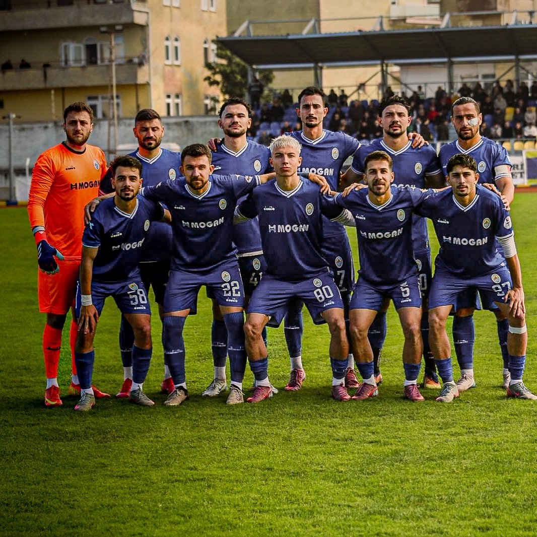 3. Lig temsilcimiz Pazarspor, 7 maçtır mağlup olmuyor. Son olarak bugün, lig üçüncüsü Fatsa Belediyespor'u deplasmanda 2-0 mağlup eden Pazarspor'umuz, ligde 31 puanla 7. sıraya yerleşti. Saldırın Şahinler! 💙🤍