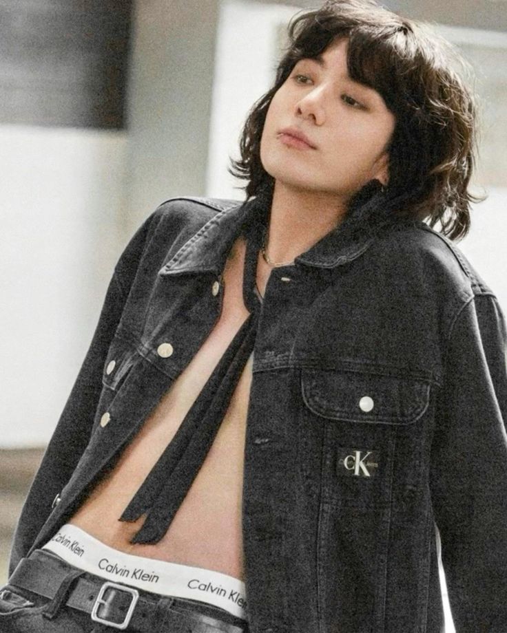 [📸] Como sempre mantendo a paleta de cores simples, Kai já chega no Bomba D'água tirando a roupa.
"Tá calor demais, quem foi que inventou de me vestir com um cropped e jaqueta preta?" — O cantor reclama ao passar pelo Red Carpet.

#RedCarpetBDinSalvador #CUNET #BOMBADAGUA2026