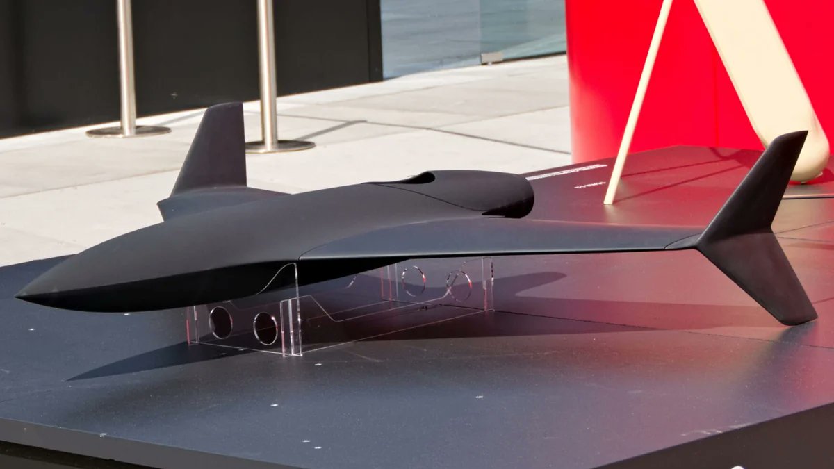 Sześć państw europejskich — Polska, Niemcy, Francja, Wielka Brytania, Włochy i Szwecja — uzgodniło wspólne opracowanie niedrogiego, jednokierunkowego drona uderzeniowego o zasięgu ponad 500 km w ramach europejskiego podejścia do zdolności dalekiego rażenia.

Projekt, którego