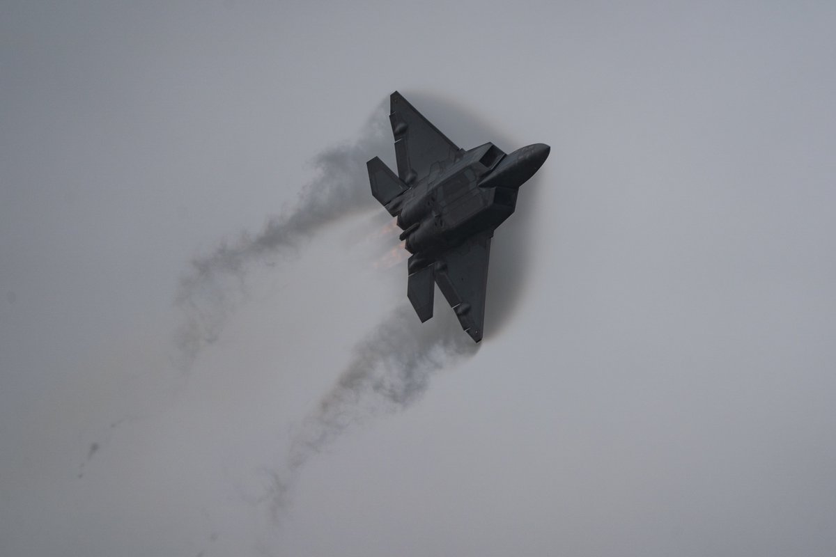 refueled's tweet photo. F-22 Raptor https://t.co/ysDTKNduTP