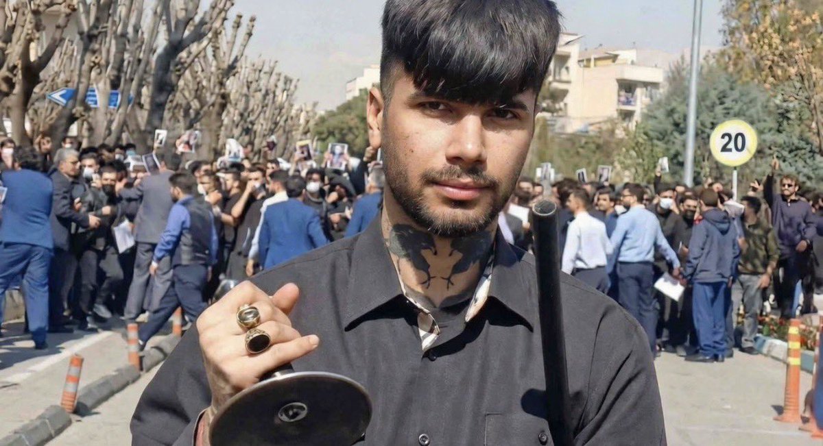 herosheemaz's tweet photo. اینو بردن وسط جمعیت دانشجوها می‌گن دانشجوی شریفه. 😂
دانشجوی بدبخت می‌تونه با این تتو بره تو دانشگاه؟ 
اینو ۱۰۰٪ از تو زندان درآوردن سوار اتوبوس کردن یه چاقو یا تفنگی هم دادن دستش، بردن انداختنش وسط دانشجوها. https://t.co/1CneTptQoV