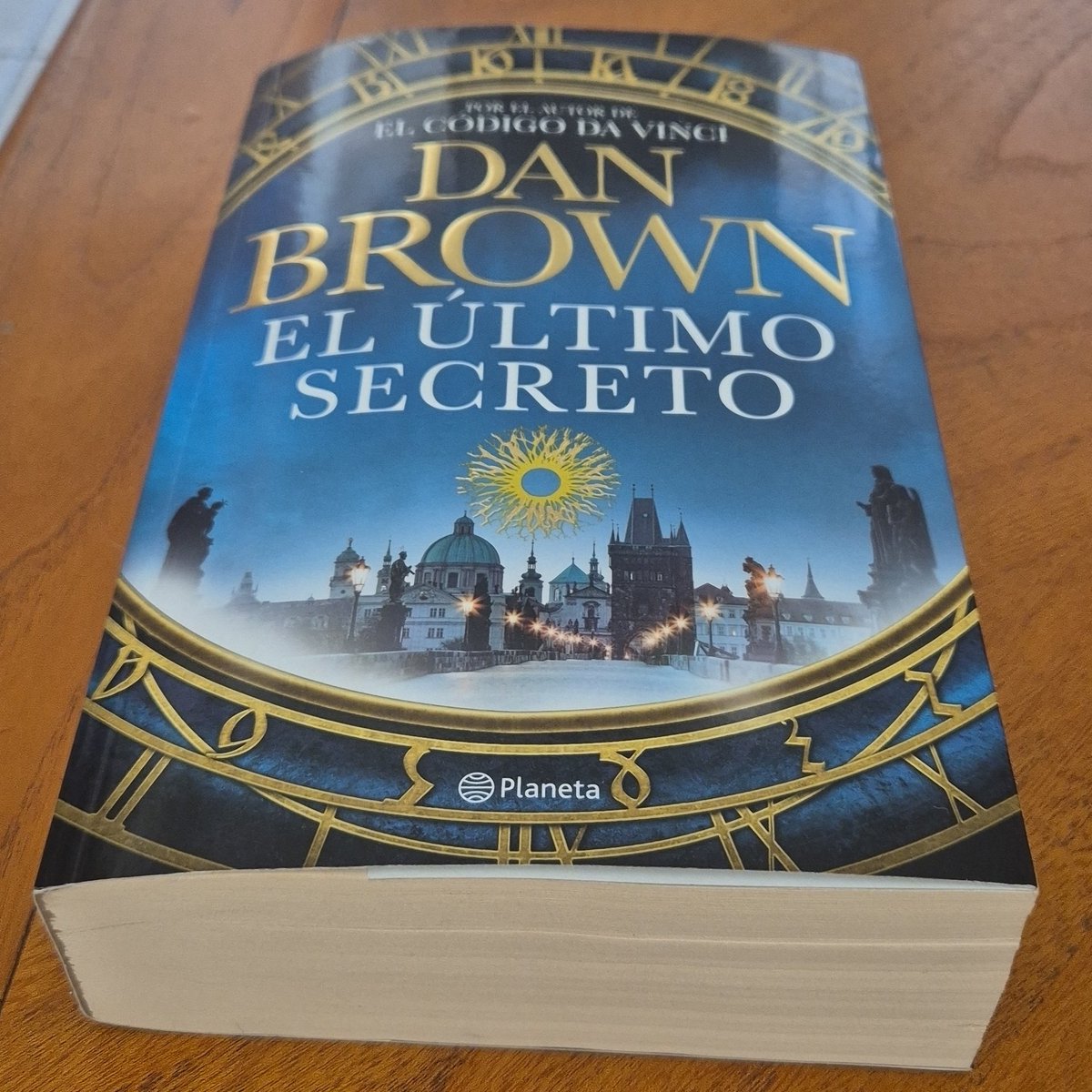 Raseck66's tweet photo. @Jessvett Estoy leyendo un libro. En lugar de perderme horas en las redes sociales, me pongo a leer. Ahorita es este de Dan Brown (autor de "Código Da Vinci", "Angeles y Demonios", "La Fortaleza Digital", "La Conspiración", "Inferno", etc), pero tengo una fila de libros que no he leído. https://t.co/rUFH0fIdwg