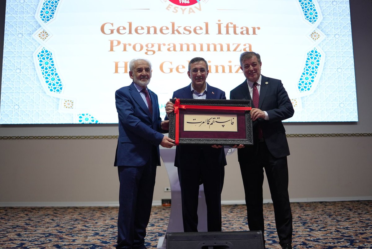esyav_'s tweet photo. Cumhurbaşkanı Yardımcımız Cevdet Yılmaz’ın teşrif ettiği programda;devlet ve milletimizin aynı istikamette buluştuğu güçlü birlik mesajı verildi.
Vakfımız; gençlerimizin ve ihtiyaç sahiplerinin yanında olmaya,birlik ve beraberliğimizi güçlendirmeye kararlılıkla devam edecektir. https://t.co/5RPwQQPDWs