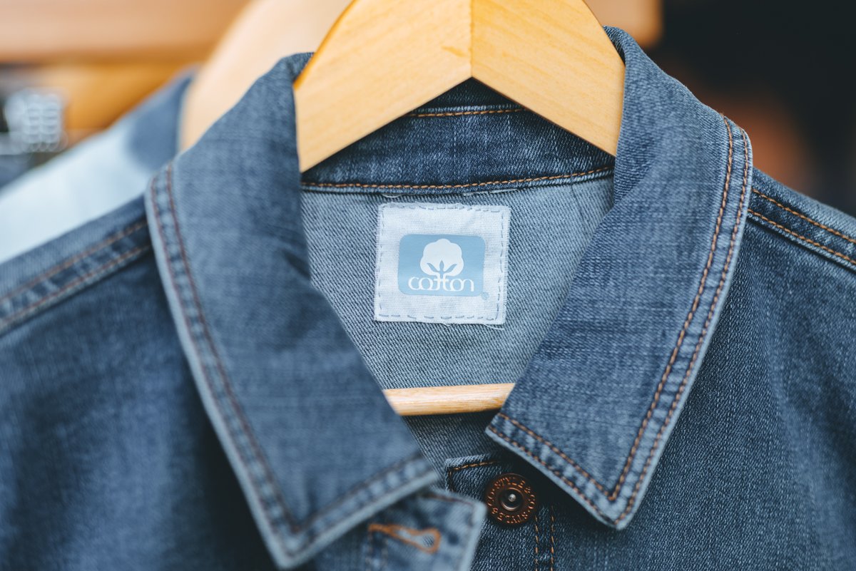 CottonInc's tweet image. Did you know your worn jeans can be a catalyst for positive change? Look for #denim pieces with at least 90% cotton and give them a second life through @CottonInc’s #BlueJeansGoGreen program. Make a sustainable choice - bluejeansgogreen.org