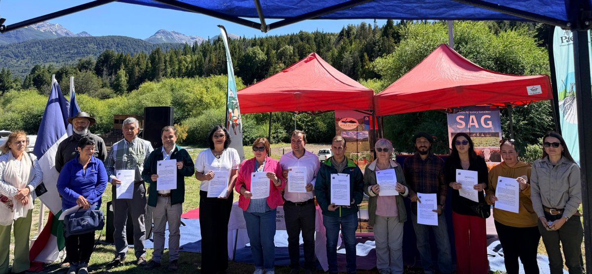 sagchile's tweet photo. 🐝📢 Hito sanitario en #LosLagos, @sagchile declaró libre de Loque Americana, Loque Europea y Acarapisosis comunas de #Chaitén, #Palena y #Futaleufú. Así se fortalece apicultura y desarrollo rural, se protege la biodiversidad y resguarda patrimonio zoosanitario del sur de Chile. https://t.co/1wf9soQvGr