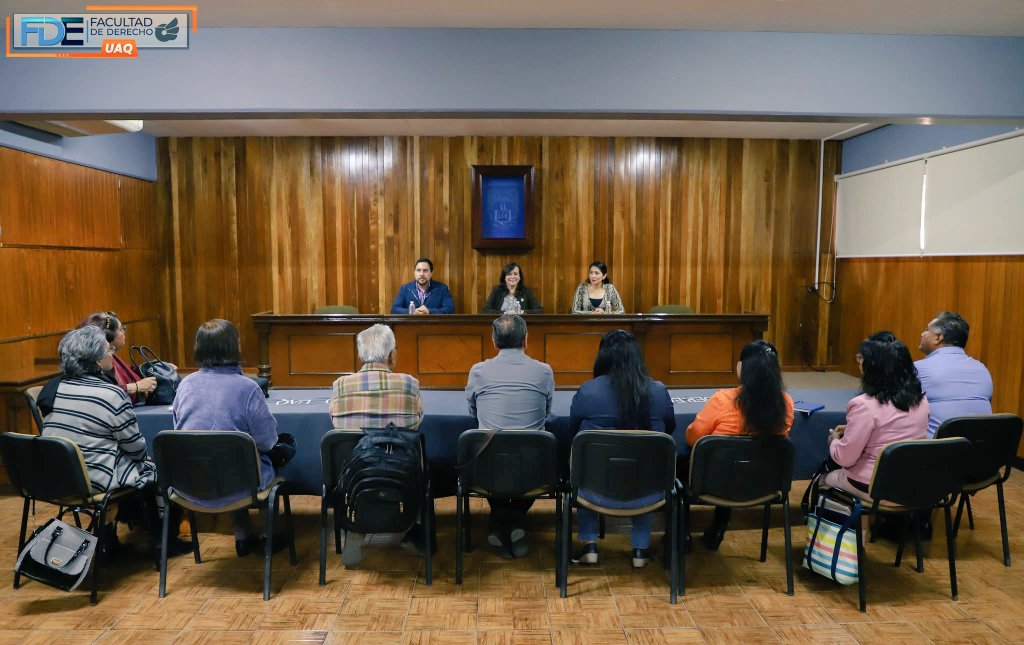 Amrosillo2017's tweet photo. Inauguración del Diplomando para Personas Adultas Mayores de la Facultad de Derecho, por parte de la rectora de la @UAQmx la dra. Silvia Amaya Llano y el Mtro. Emilio.
#fdeuaq
#soyuniversitaria 
#DerechosHumanos https://t.co/DlqiIQPM41