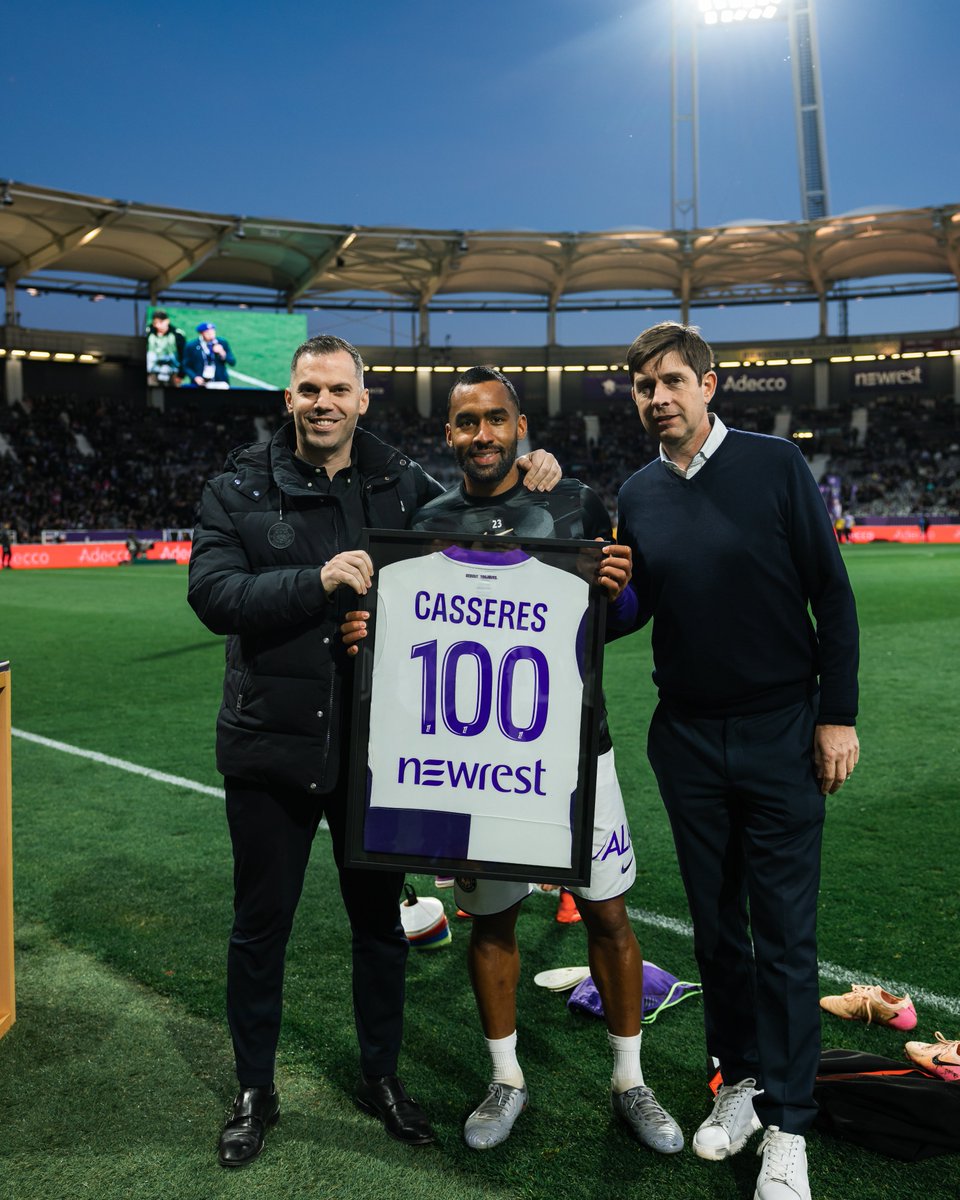 CentralDefensor's tweet photo. TORITO CENTENARIO 🐂🇨🇵 El venezolano Cristian Cásseres Jr. recibió un homenaje por alcanzar los 100 partidos jugados con el @ToulouseFC en la 1ra División de Francia ⚽️🇻🇪🔥 #FUTVE #Vinotinto #FVF #VenEx #Venezuela #Fútbol https://t.co/sdnYzEo9nY