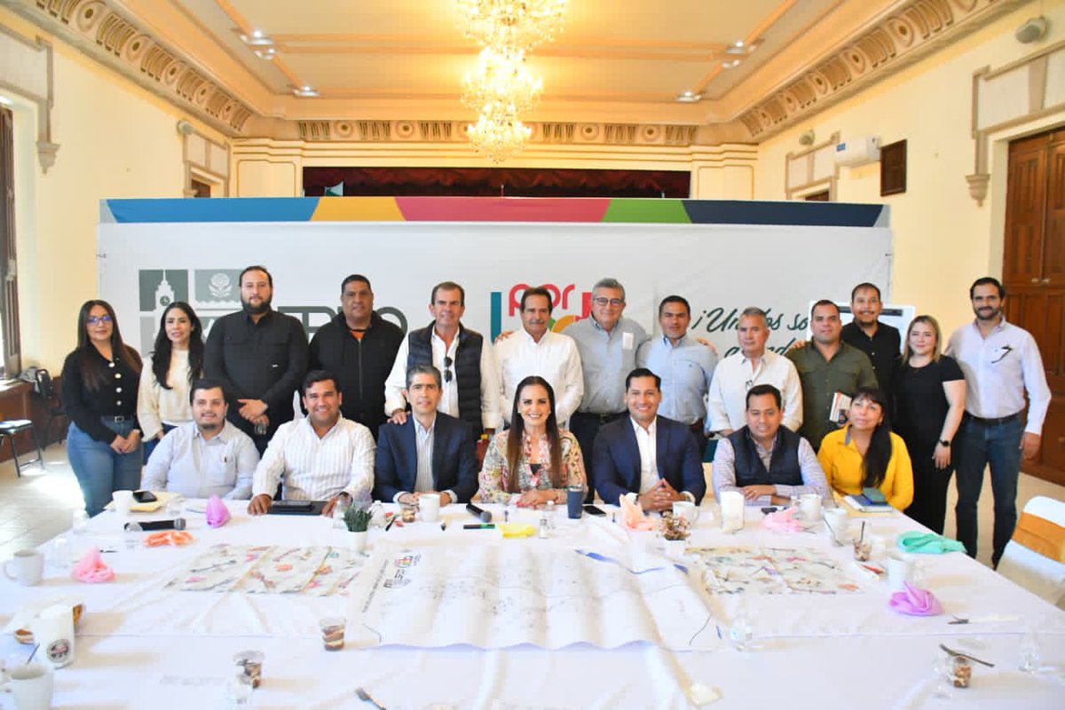 Un desarrollo inmobiliario de calidad requiere visión, coordinación y decisión.

Una delegación de CANADEVI Laguna, encabezada por nuestro presidente, <a href="/MarceloObeso/">Marcelo Obeso</a>, se reunió con la Alcaldesa de <a href="/GobLerdo/">Gobierno Municipal Lerdo</a>, <a href="/SCTorrecillas/">Susy Carolina</a>, y su equipo para conocer las bondades que ofrece el