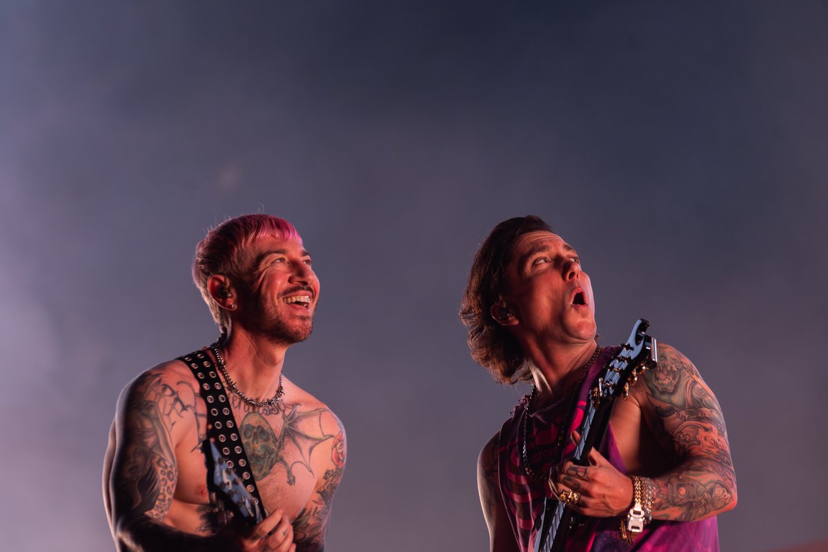 faltou subir essa lindeza aqui no TT

A impressão que eu tenho é que só estou vivendo esperando o próximo show deles <3