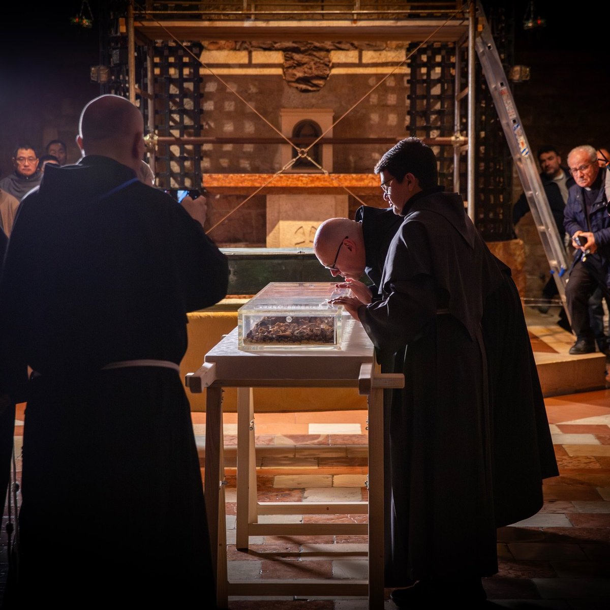 web_pastor's tweet image. 🇮🇹 Exuman restos mortales de San Francisco de Asís

Por la mañana del sábado 21 de febrero han sido exumados los restos mortales de San Francisco de Asís. 

Los retos serán expuestos  a la veneración de los fieles, en Asís, a partir del 22 de febrero y hasta el 22 de marzo, en