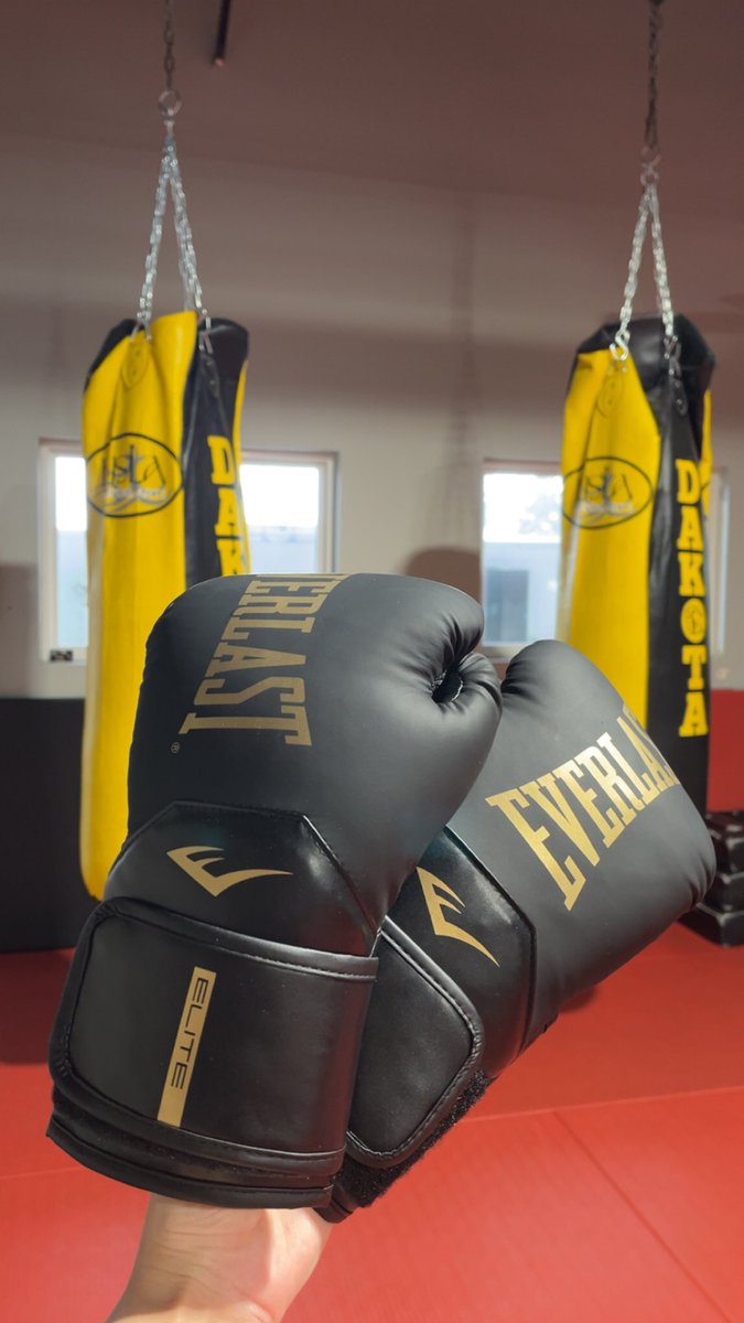 iamdjgoddess's tweet image. Saturday therapy. 🥊⚡️

If you’re expanding spiritually but not training your body…
you’re building light on a weak foundation.

Heaven needs muscle.

Embodiment &amp;gt; escapism.

As above, so below.

@BislaMartialArt