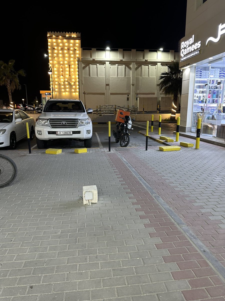 sms_974's tweet image. هل مواقف السيارات مخصصة للدراجات ؟