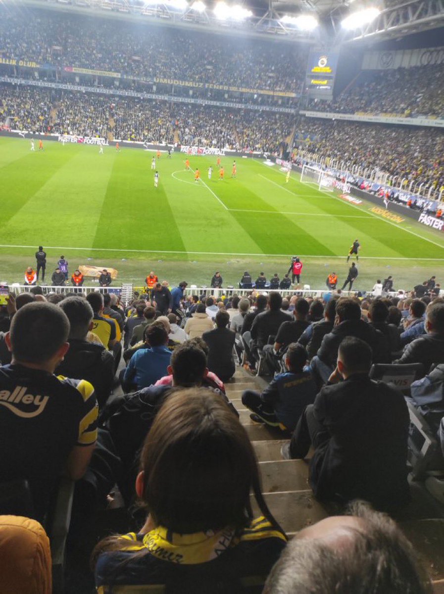 Maraton ve Fenerium. 
Yapmanız gereken çok basit: 

- Maça erken gir
- Santrada omuz omuzadan sonra oturma, maçı ayakta izle
- Kendi oyuncuna tepki gösterme, destekle, cesaretlendir
- Top rakipteyken ıslıkla
- Top bizdeyken Okul Açık’a eşlik et
- Her an sahaya girecekmişsin