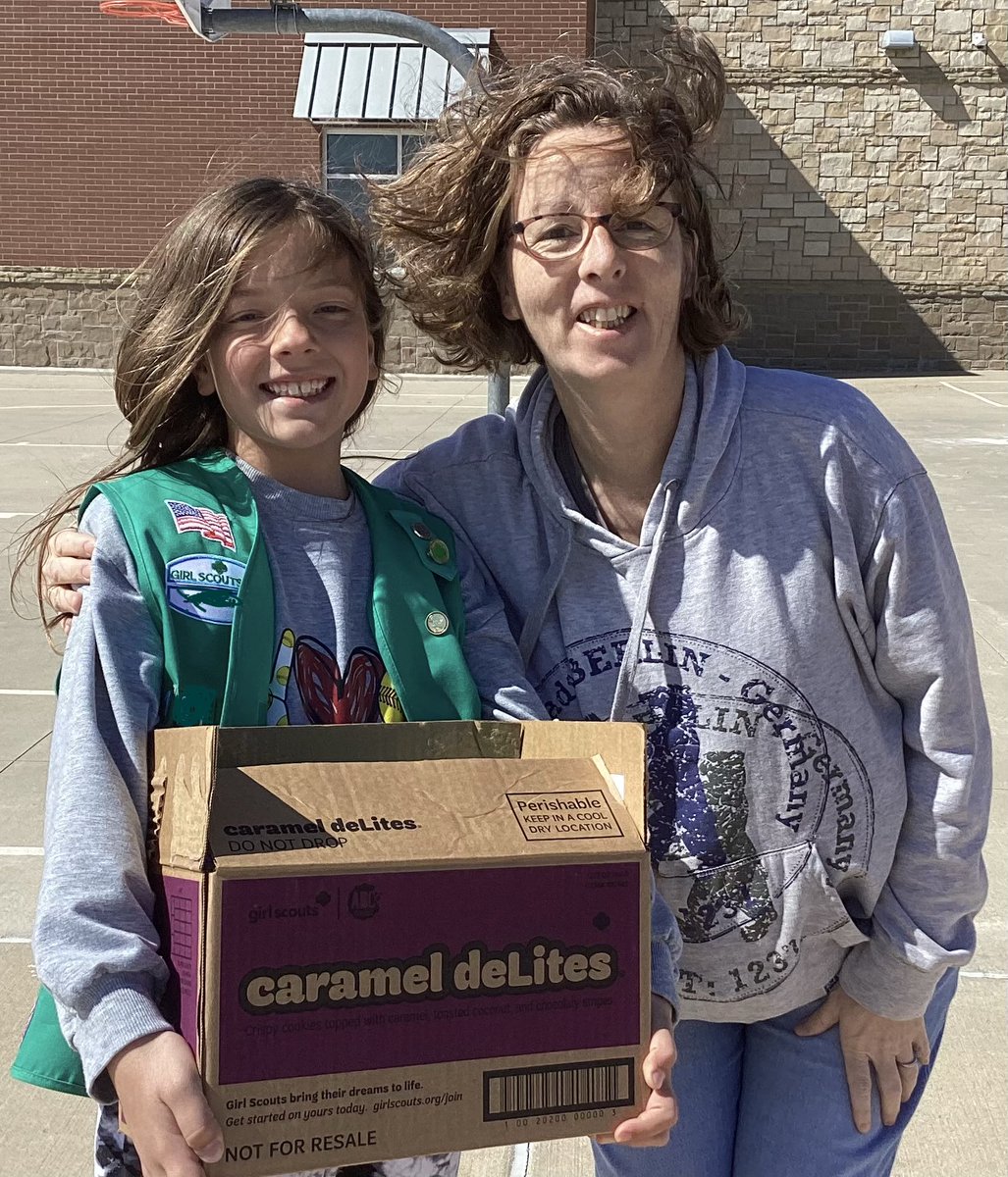 lesleerupp's tweet image. Look what the weekend wind blew in! Thrilled to see a forever @FurrElem family member who hand-delivered an order of #carameldeLites &amp;amp; #thinmints all the way from… Houston! Loved hearing how @Scholarsare continuing to #grow &amp;amp; #thrive as #learningleaders. #grateful @girlscouts