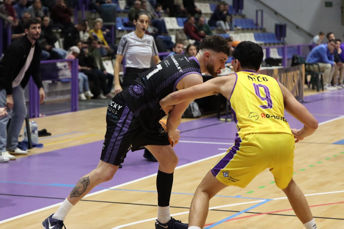 uemataro's tweet photo. 🚨 Final a Gandia | #2aFEB J19
🏀 UPB Gandia 74 - 64 Mataró @homsrentals

Plantem cara durant tot el partit a la pista del tercer classificat, competint amb personalitat i molt de caràcter… però un mal darrer quart ens penalitza en excés i no aconseguim el triomf. 

➡️ La setmana vinent no tenim jornada.
🏠 Tornarem al Palau el 7 de març vs Getafe.

💪🏻 Seguirem lluitant! Som-hi, Mataró! 
#somgrocs💛💜 #MataróÉs2a