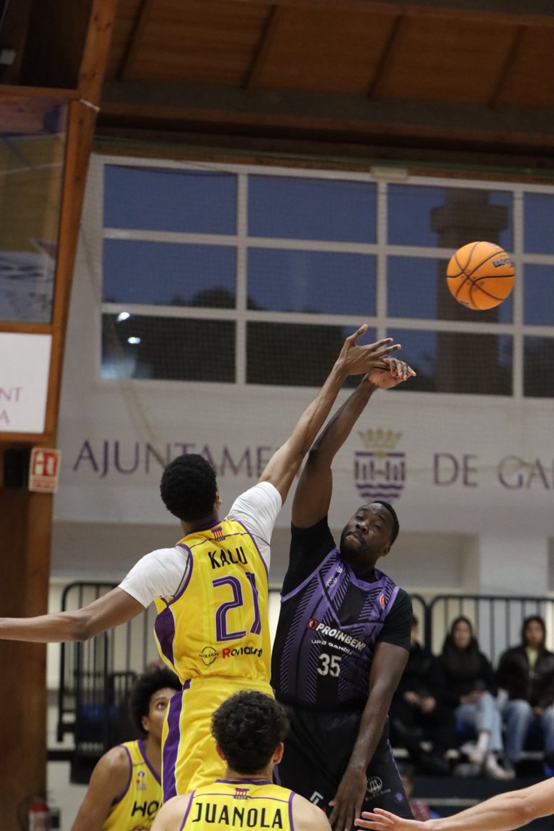uemataro's tweet photo. 🚨 Final a Gandia | #2aFEB J19
🏀 UPB Gandia 74 - 64 Mataró @homsrentals

Plantem cara durant tot el partit a la pista del tercer classificat, competint amb personalitat i molt de caràcter… però un mal darrer quart ens penalitza en excés i no aconseguim el triomf. 

➡️ La setmana vinent no tenim jornada.
🏠 Tornarem al Palau el 7 de març vs Getafe.

💪🏻 Seguirem lluitant! Som-hi, Mataró! 
#somgrocs💛💜 #MataróÉs2a