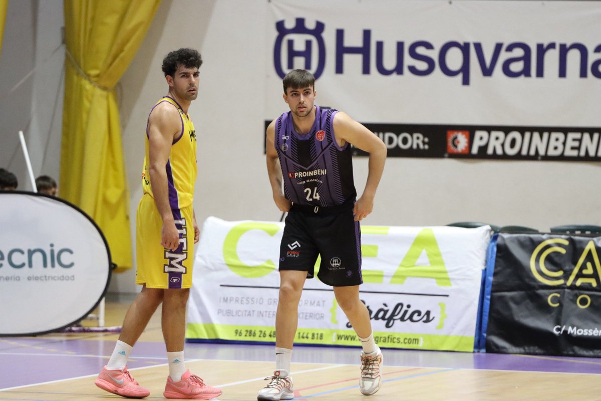 uemataro's tweet photo. 🚨 Final a Gandia | #2aFEB J19
🏀 UPB Gandia 74 - 64 Mataró @homsrentals

Plantem cara durant tot el partit a la pista del tercer classificat, competint amb personalitat i molt de caràcter… però un mal darrer quart ens penalitza en excés i no aconseguim el triomf. 

➡️ La setmana vinent no tenim jornada.
🏠 Tornarem al Palau el 7 de març vs Getafe.

💪🏻 Seguirem lluitant! Som-hi, Mataró! 
#somgrocs💛💜 #MataróÉs2a