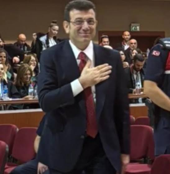Tutuklu cumhurbaşkanı adayımız Ekrem İmamoğlu’ndan Erdoğan’a:

“Vaktiyle sen de yargılandın. Bir gün bile tutuklanmadan, bir sanık olarak, bütün haklarına riayet edilerek yargılandın. Ne ailenle tehdit edildin ne milletvekilleriyle. Avukatlarınla görüşmen engellendi. O gün senin