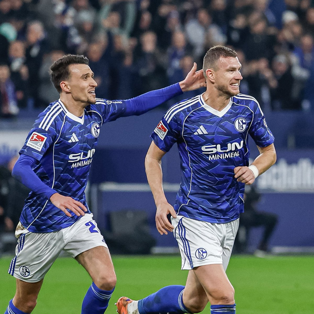 Final del primer tiempo

Gana 2-1 el Schalke en casa ante un débil Magdeburg. Buenas asociaciones arriba, flojo en defensa. En la última, casi empata la visita. Intratable Dzeko, otra vez con gol incluído y un olfato intratable.