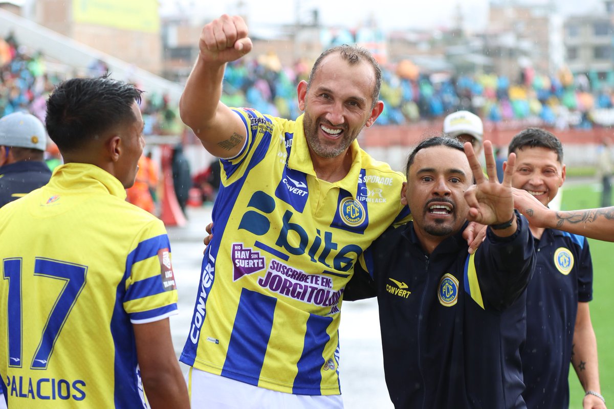noell75's tweet photo. En emergencia, llama al capitán Pirata. 
42 años. 
Seis goles en cuatro encuentros. 
Lesionado. 
Si equipo perdía y entró él a poner orden. 
Capitán Pirata, carajo. 
Cómo lo dejamos ir... https://t.co/4wQqixW8lf