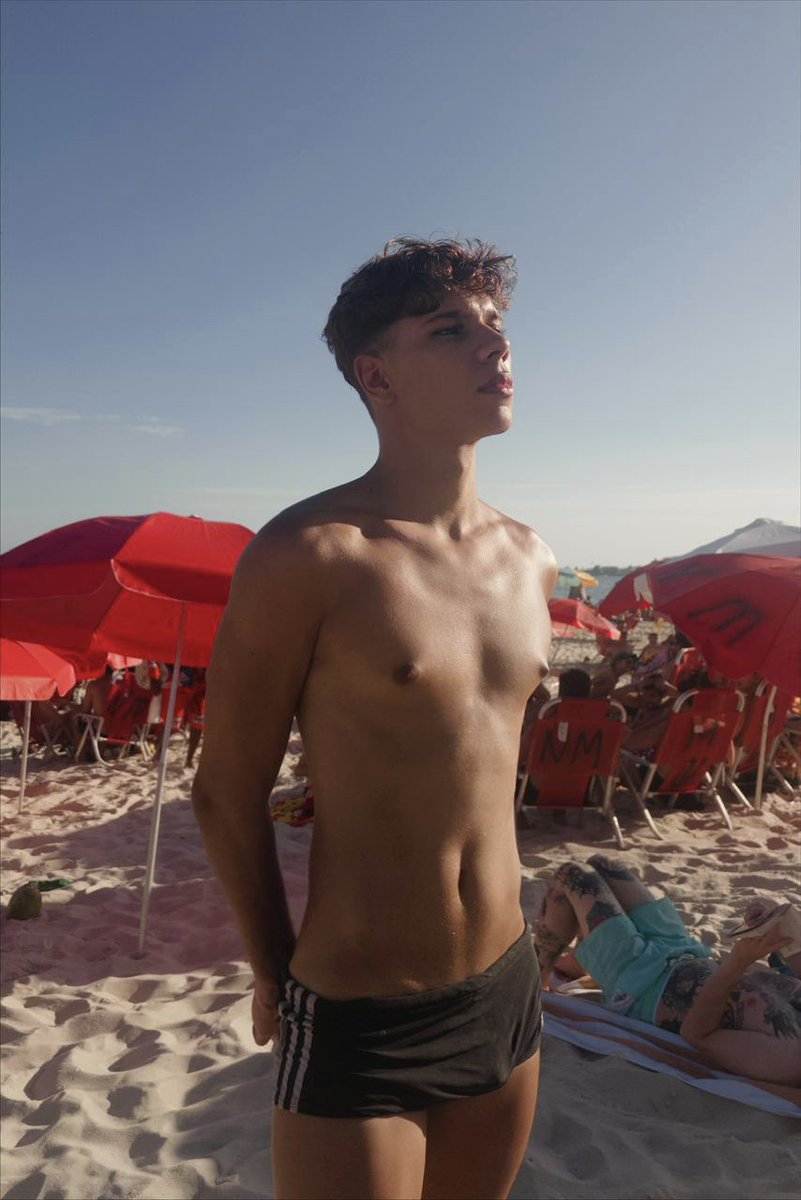 dougxss's tweet photo. todo mundo fica mais bonito na praia https://t.co/4F4Pr7EdoE