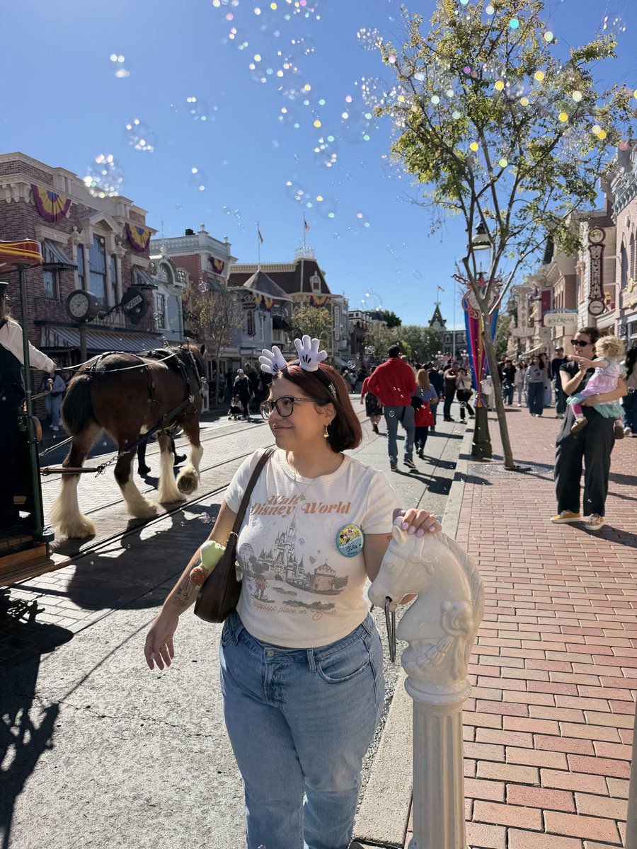 Hey_itsjuls's tweet photo. Birthday weekend at Disney 🎈 https://t.co/Z2szz3HetJ