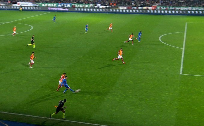 <a href="/GalatasaraySK/">Galatasaray SK</a> Senelerce Ofsaytimsi Goller atıp Sivas'daki gibi
Golleri Sayıldığı icin

ve Rizede olduğu gibi Rakiplerin golleri Ofsaytimsi iptal edildiği icin alışmışlar haksız kazanmaya 

Hakem Doğru karar verince şaşırmışlar

Noldu Ya Ali Koc ve Fenerbahce hakem dediğinde
Bahane aramayın