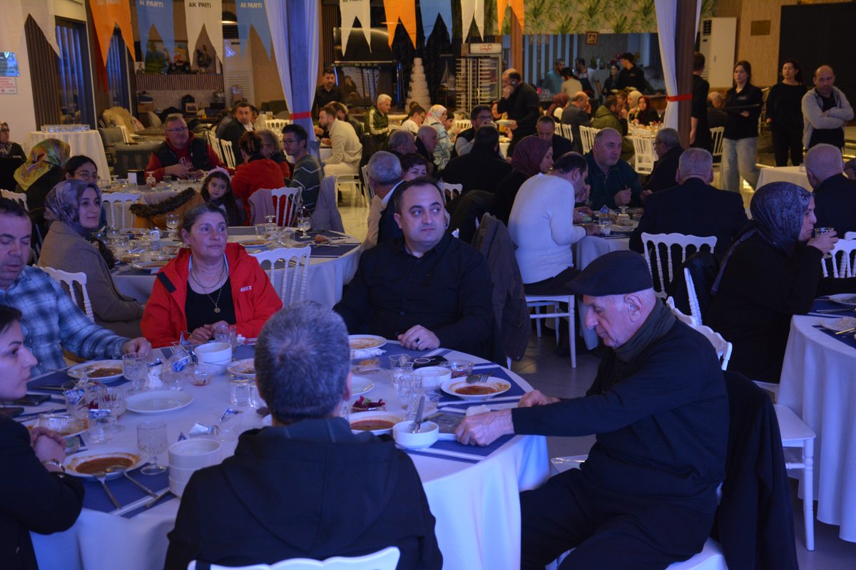 🌙Ramazan'ın 3. Günün de en kıymetlilerimiz ile bir arada idik
Aziz şehitlerimizin kıymetli emanetleri, kahraman gazilerimiz ve engelli kardeşlerimizle birlikte ramazan oruçlarımızı açtık.
Aziz şehitlerimizi rahmetle, gazilerimizi minnetle yâd ediyorum.
#milletimizleniyetimizbir