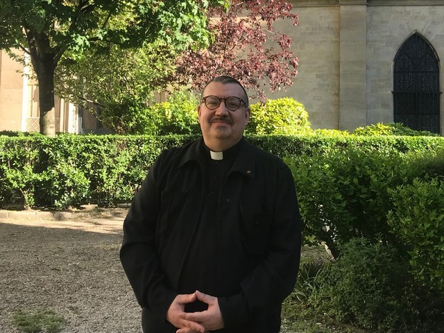 trad_west_'s tweet photo. >Former French military chaplain, survived a deadly ambush in Afghanistan
>2015 Bataclan Terrorist Attack: Terrorists are executing people inside the theater
>Father Fournier runs into the theater alongside the tactical police to tend to the bleeding and give absolution under threat of fire
>2019: Notre Dame Cathedral catches fire, the lead roof is melting and collapsing
>Refuses to let the holiest relics in France burn
>Charges directly into the inferno alongside the firefighters
>Smashes the glass and saves the Crown of Thorns and the Blessed Sacrament from the flames
>"I had two missions: save Jesus, and save the relics."

Aura.