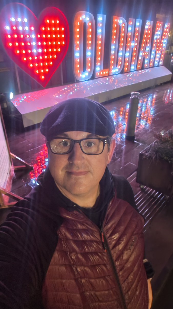 ShaunFarrelly's tweet photo. The Northerner in me wasn't gonna let a bit of rain stop me from taking in the Illuminate displays in Oldham town centre this evening. Wet surfaces helps a little bit with the reflections
#IlluminateOldham #LoveOldham #Oldham #LightShow #LightDisplay https://t.co/SzPEP4tg8h